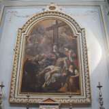 Ogni nicchia presente sulle pareti laterali contiene poi elementi decorativi. C�� l�altare marmoreo di sinistra, dove � conservata la settecentesca tela della Deposizione, attribuita al pittore Andrea Miglionico...